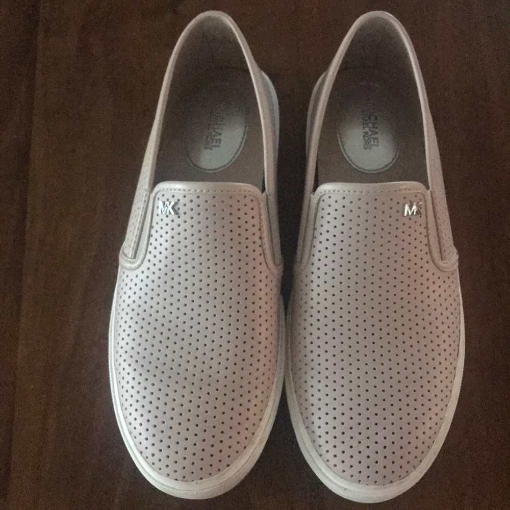 Light pink leather shoes